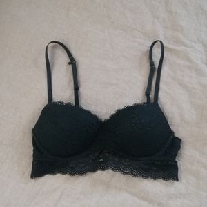 BLACK LACE PADDED BRALETTE